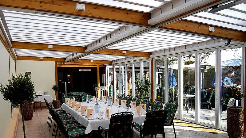 Restaurant und Biergarten in der Eifel - Lamellendach in Kombination mit Leimbinderholz.