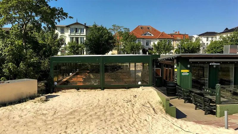 Lamellendach an einem Restaurant auf Usedom, Ostsee - Außenansicht Rückseite