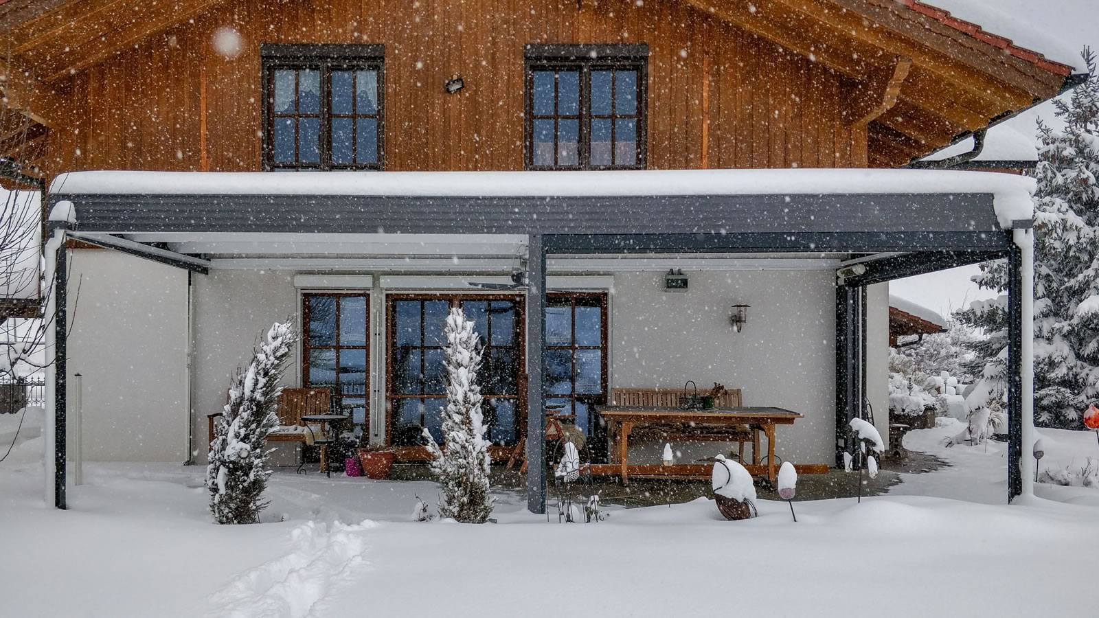 Ein sicheres Lamellendach im Winter mit Schneelast bis zu 460 kg/m2.