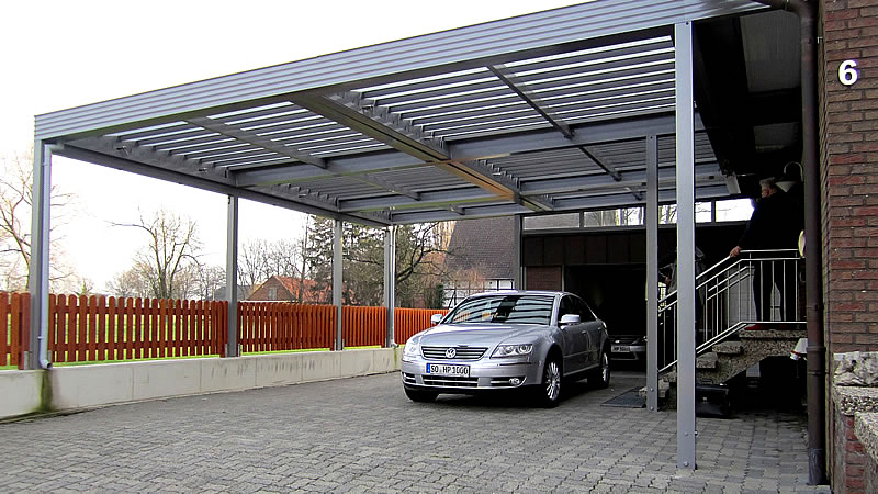 Großer Carport mit Standardlamellen als Doppeldach