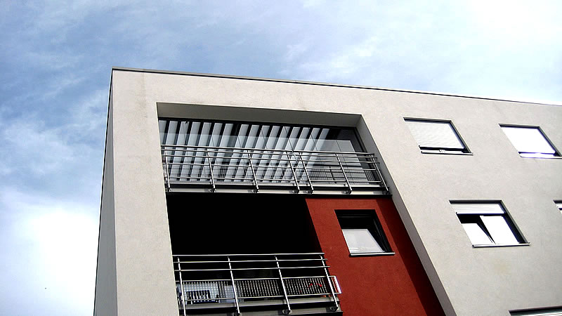 Balkonüberdachung in vorhandenen Betonkranz fast ohne Gefälle integriert.