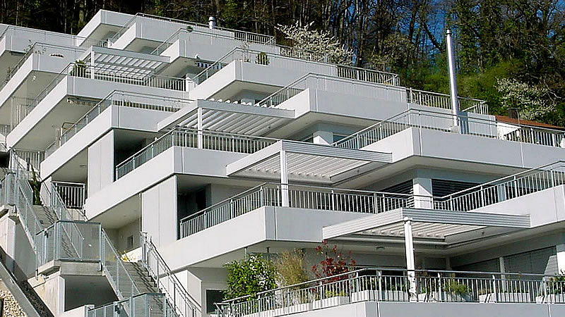 Architektonisch einheitlich angepasste Lamellendächer in einer Terrassenhaus Siedlung.