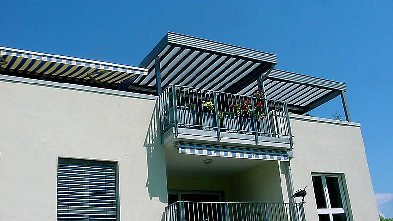 Balkonüberdachung und Dachterrasse kombiniert.