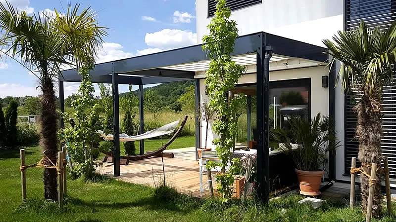 FLEDMEX De Luxe in Kombination mit einer offenen Pergola.