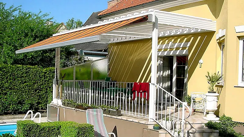 Lamellenüberdachung auf Terrasse kombiniert mit einer Markise.