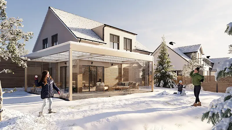 FLEDMEX<sup>®</sup> Lamellendach als moderner, winterfester Outdoor-Bereich im verschneiten Garten mit spielenden Kindern im Schnee.