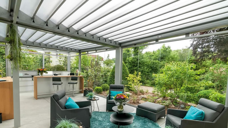 Lamellendach mit Glas-Schiebeanlagen für die Outdoor-Küche