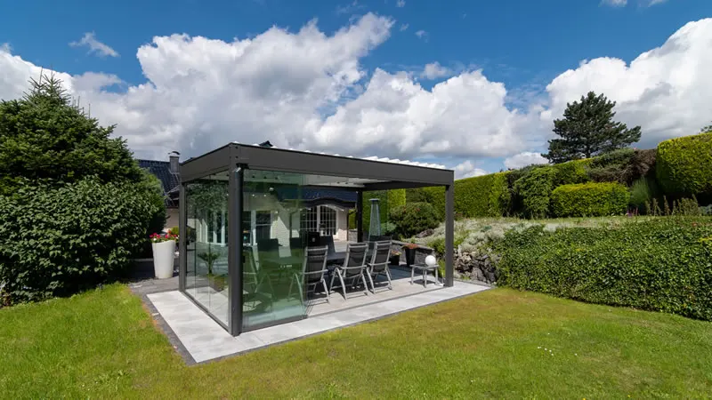 Freistehender Pavillon mit Sunblocker Lamellen und verschiebbarer Seitenverglasung.