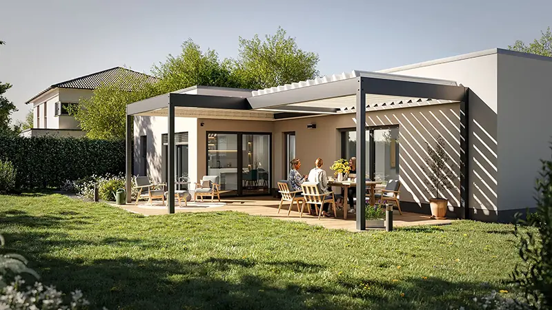 FLEDMEX<sup>®</sup> Lamellendach in Sonderform mit teilweise geöffneten Lamellen, unter dem mehrere Personen am Tisch sitzen und den sonnigen Terrassenbereich genießen.