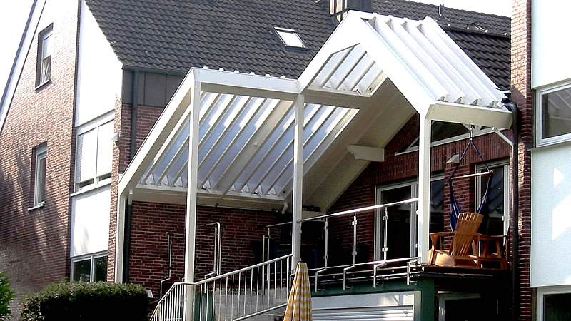 Überdachung der Veranda mit einem Giebeldach