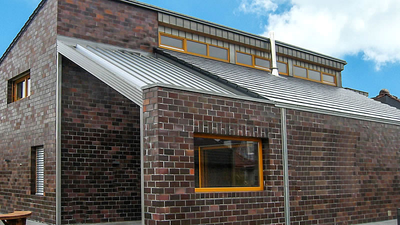 Hauseingang - Das Lamellendach wurde angepasst an die bauseitige Dachneigung.