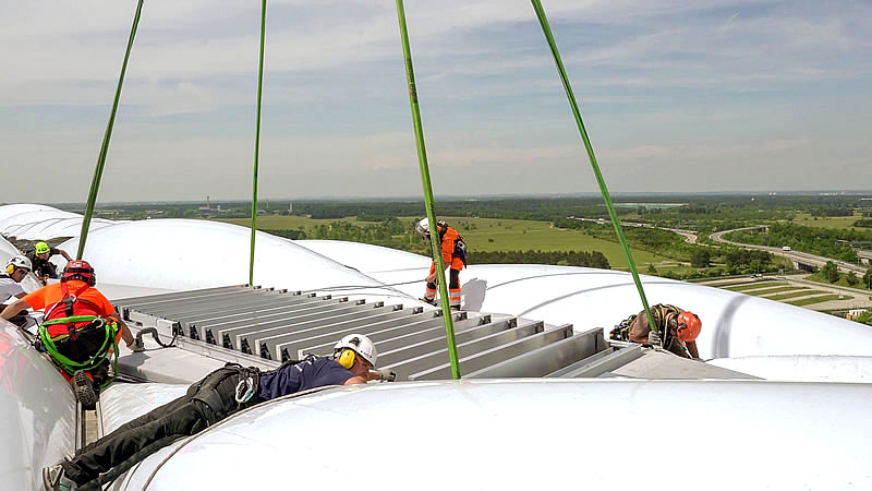 Perfekt montiert - Ein Lamellendach an der Allianz Arena in München