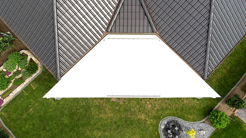 Ansicht von oben - Lamellendach in Trapezform mit geschlossenen Lamellen.